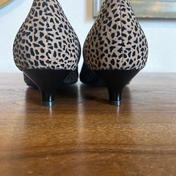 BeautiFeel Women's Black and Tan Patterned Kitten Heel Pumps Size 9 - Picture 6 of 6